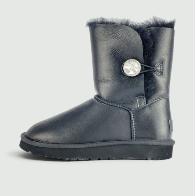 UGG Classic Short Bailey Button Black Bling
