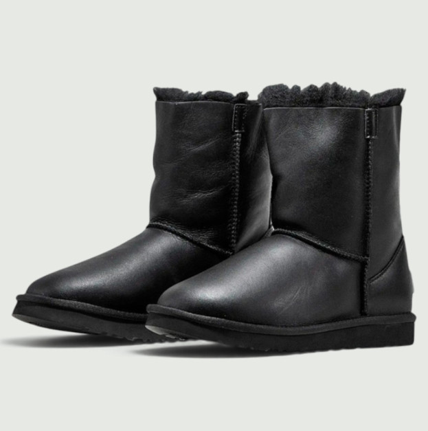 UGG Classic Short Zip Metallic Black II